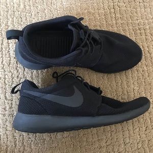 All Black Nike Roshe 🔥